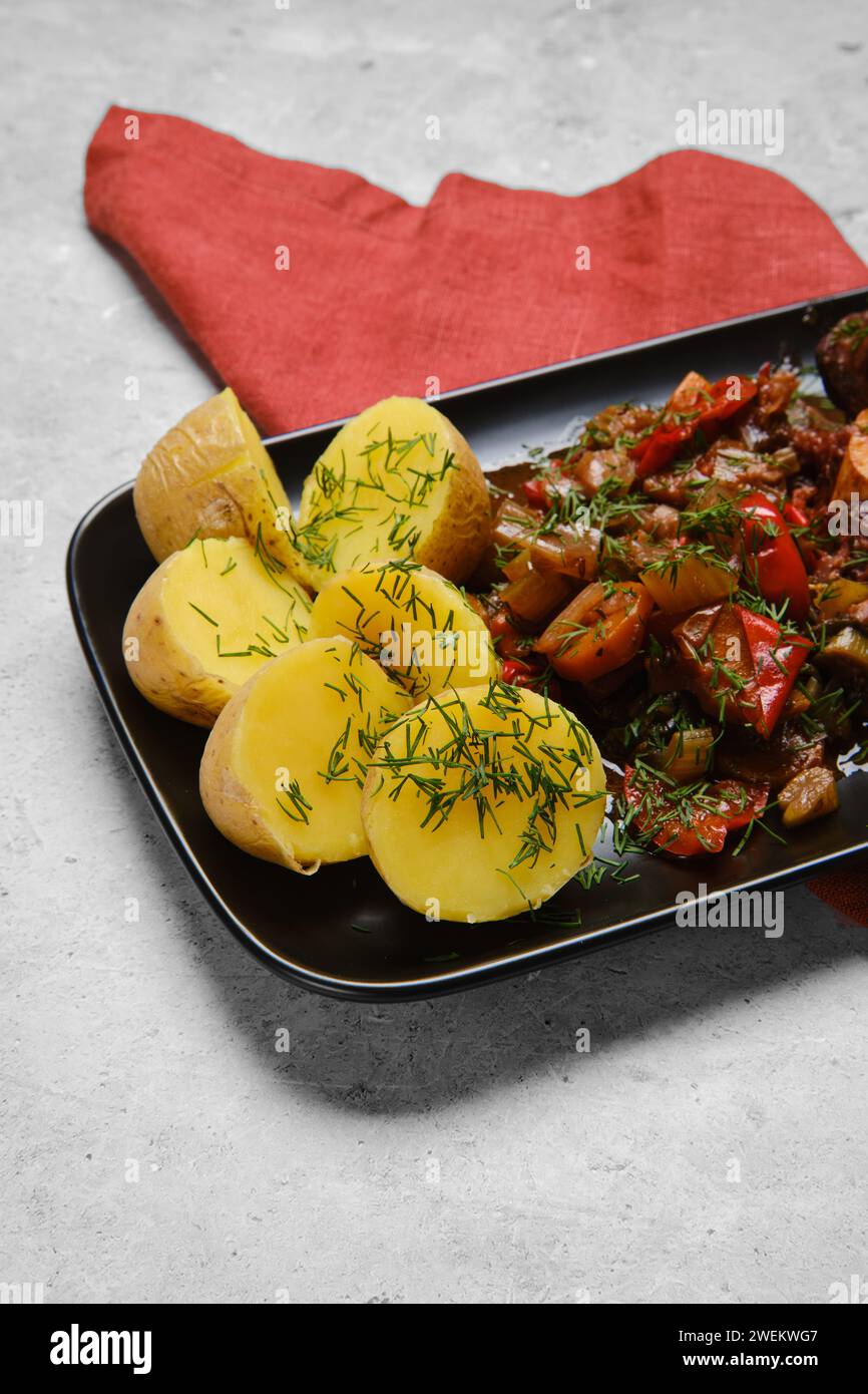 Vista ravvicinata della patata bollita e delle verdure tritate in un piatto Foto Stock
