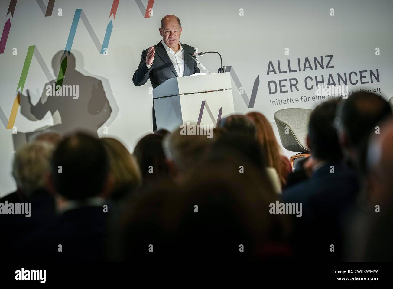 Berlino, Germania. 26 gennaio 2024. Il Cancelliere federale Olaf Scholz (SPD) interviene al meeting della rete Alliance of Opportunities. Attualmente, 65 aziende di 16 settori hanno già Unito le forze per formare l'Alleanza delle opportunità, con l'obiettivo generale di aiutare le persone a trovare lavoro. Crediti: Kay Nietfeld/dpa/Alamy Live News Foto Stock