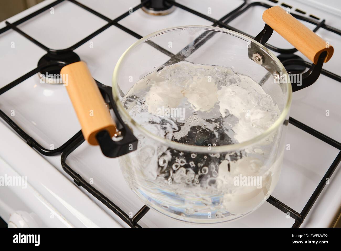 Vetro casseruola sul fornello a gas di close-up Foto stock - Alamy