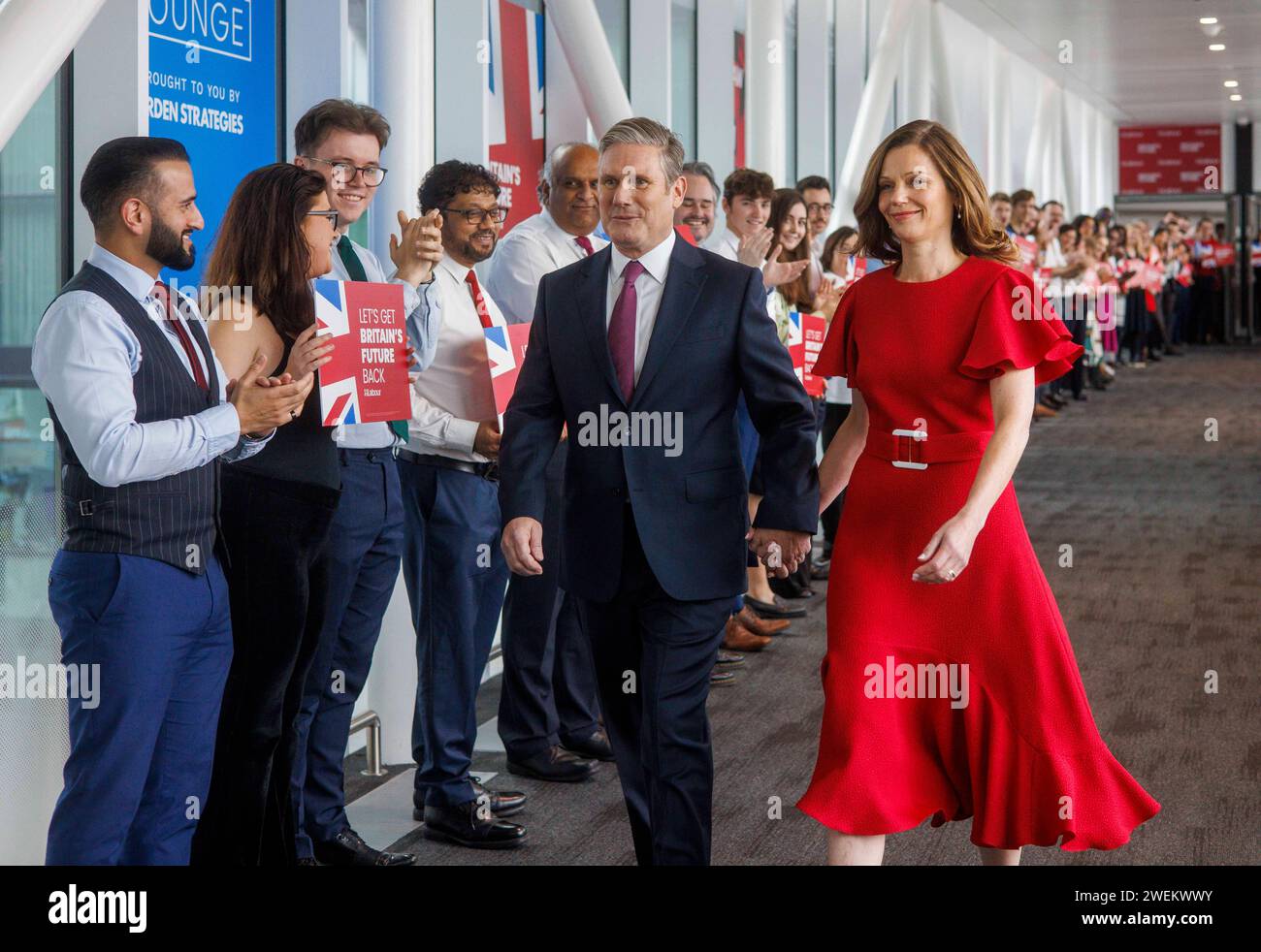 Il leader laburista, Sir Keir Starmer cammina con sua moglie, Lady Victoria Starmer, sulla strada per tenere il discorso dei suoi leader alla Conferenza del Partito Laburista. Foto Stock
