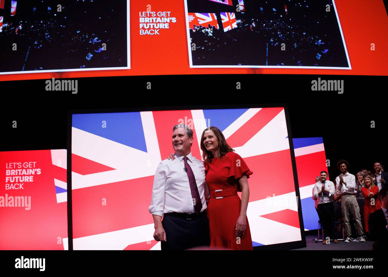 Leader laburista, Sir Keir Starmer con sua moglie, Lady Victoria Starmer, dopo il discorso dei suoi leader alla Conferenza del Partito Laburista Foto Stock