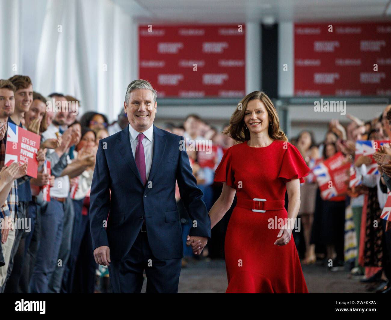 Il leader laburista, Sir Keir Starmer cammina con sua moglie, Lady Victoria Starmer, sulla strada per tenere il discorso dei suoi leader alla Conferenza del Partito Laburista. Foto Stock