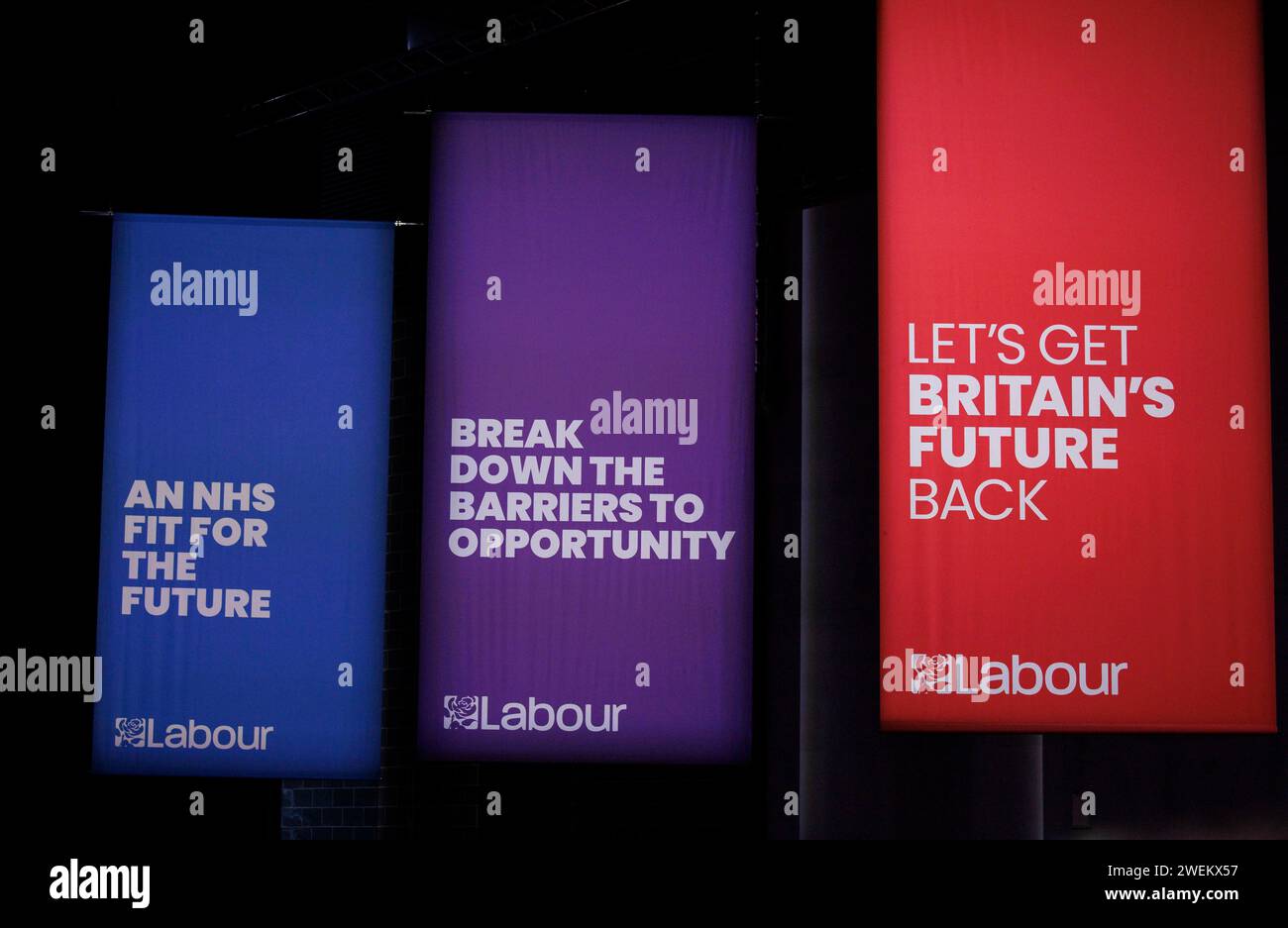 Striscioni alla Conferenza del Partito Laburista. Riprendiamo il futuro britannico, abbattiamo le barriere alle opportunità e un NHS adatto al futuro. Foto Stock