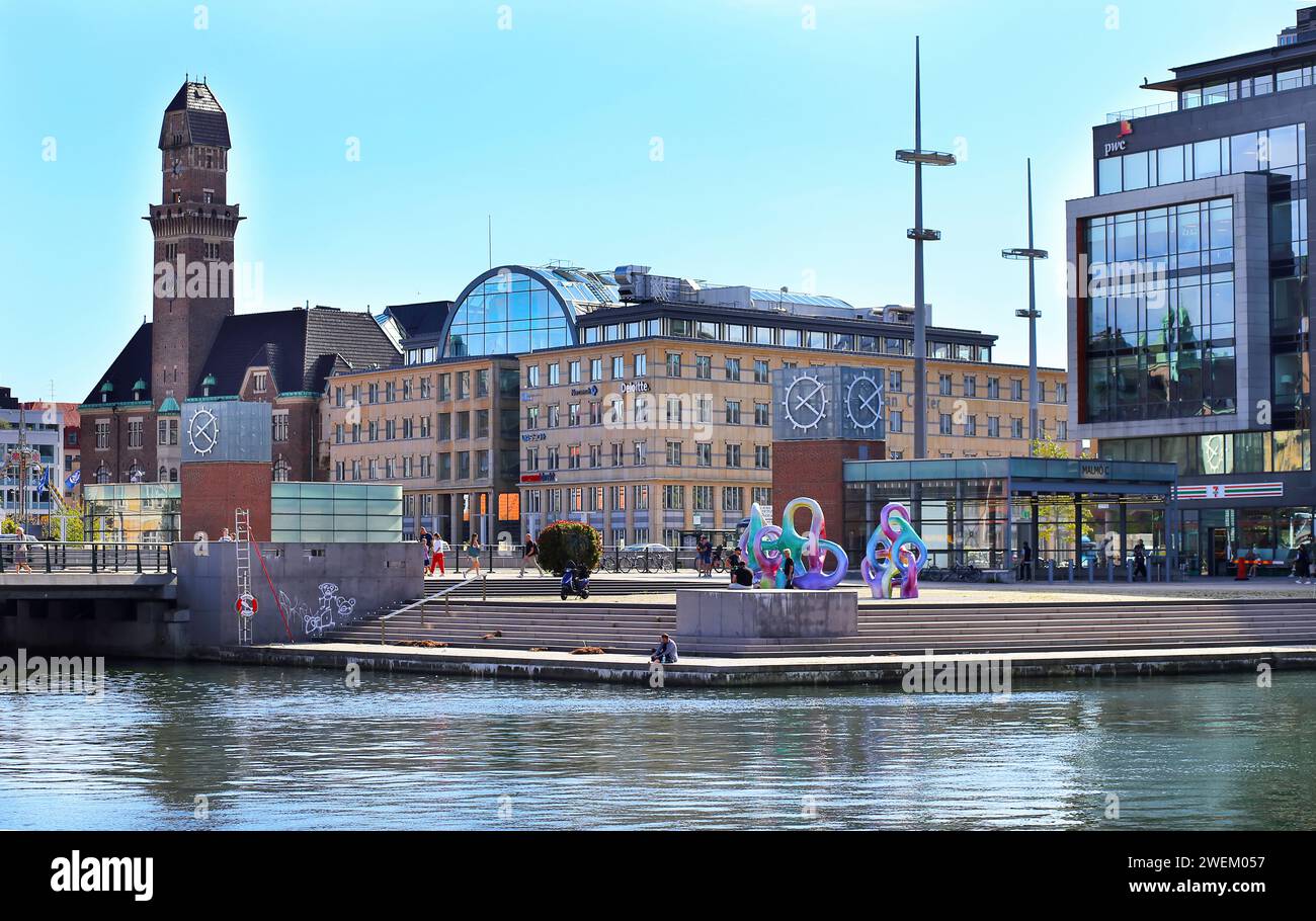 MALMO, SVEZIA. 16 agosto 2023 paesaggio urbano con porto interno di Malmo e World Maritime University sullo sfondo. Foto Stock