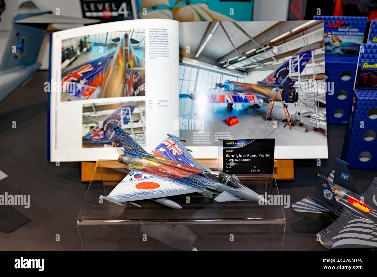 Eurofighter Pacific ' Exclusive Edition ' Aircraft Model Kit di Revell, in mostra alla Toy Fair 2024 di Olympia, Londra Foto Stock