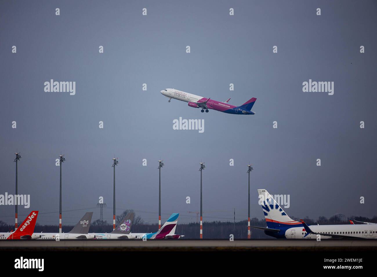 Ein Flugzeug der Fluggesellschaft wizzair startet AM 26. Januar 2024 am Flughafen Berlin Brandenburg BER a Schönefeld. Flughafen Berlin Brandenburg *** Un aereo wizzair decolla dall'aeroporto di Berlino-Brandeburgo BER a Schönefeld il 26 gennaio 2024 Foto Stock