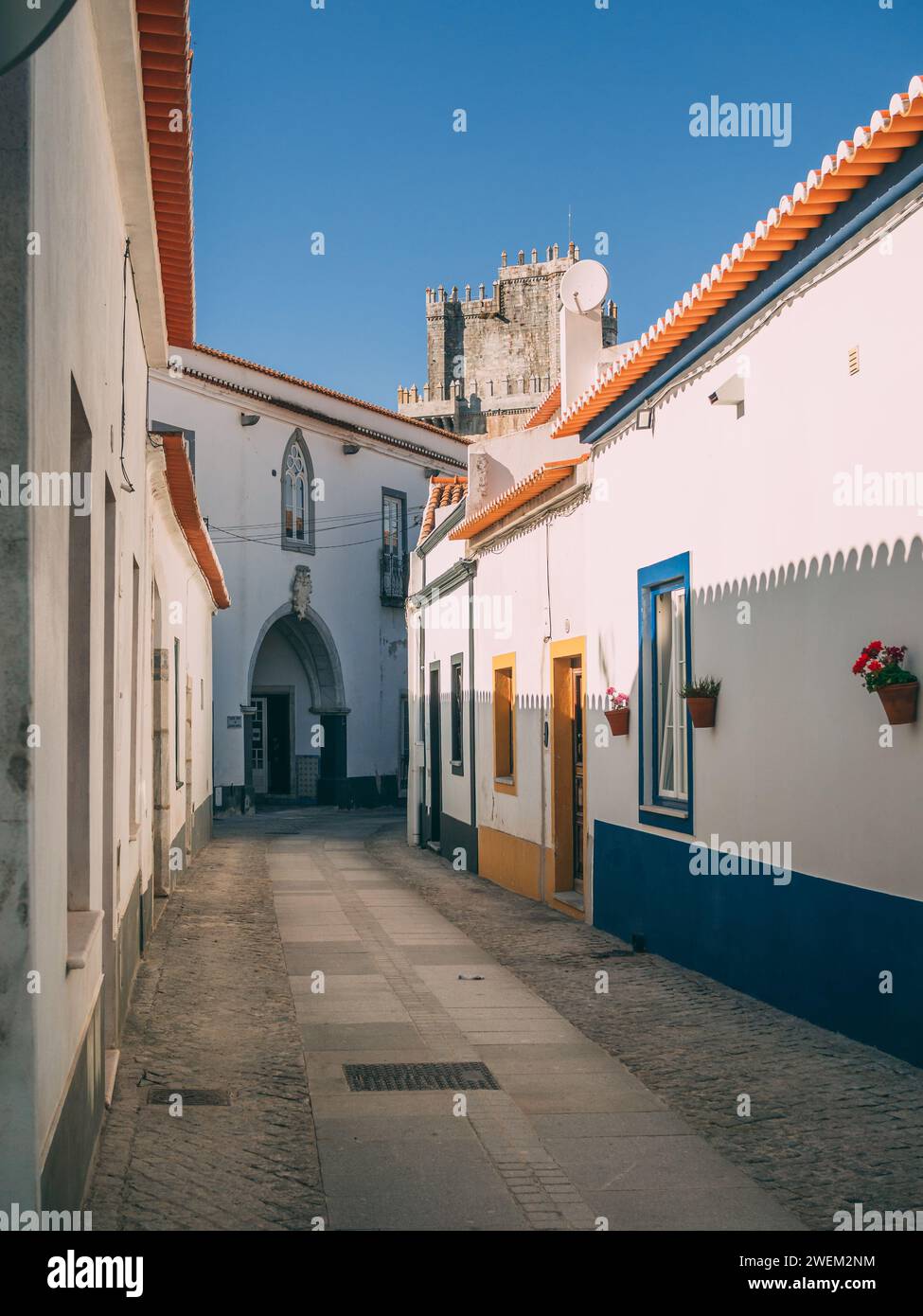 Strada commerciale nella città portoghese di Beja, nella regione dell'Alentejo. Foto Stock
