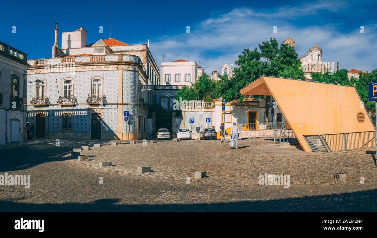 Strada commerciale nella città portoghese di Beja, nella regione dell'Alentejo. Foto Stock