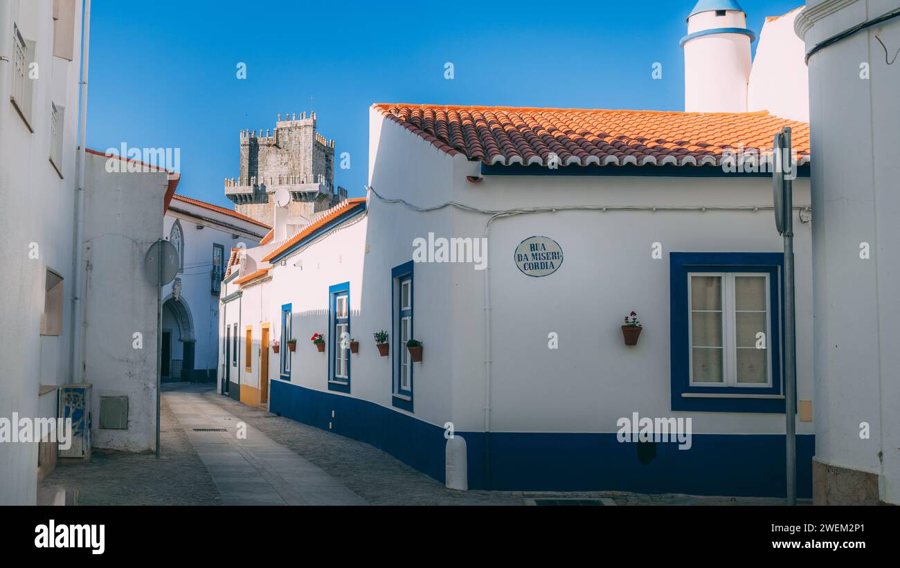 Strada commerciale nella città portoghese di Beja, nella regione dell'Alentejo. Foto Stock