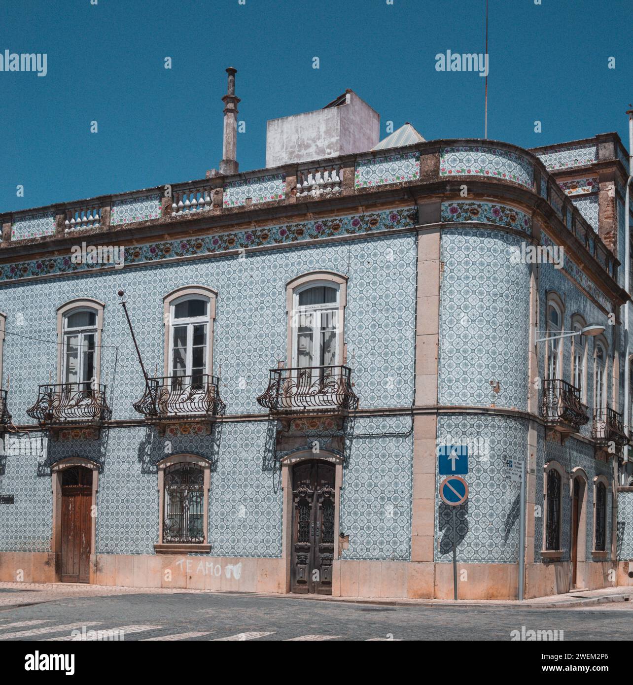 Strada commerciale nella città portoghese di Beja, nella regione dell'Alentejo. Foto Stock