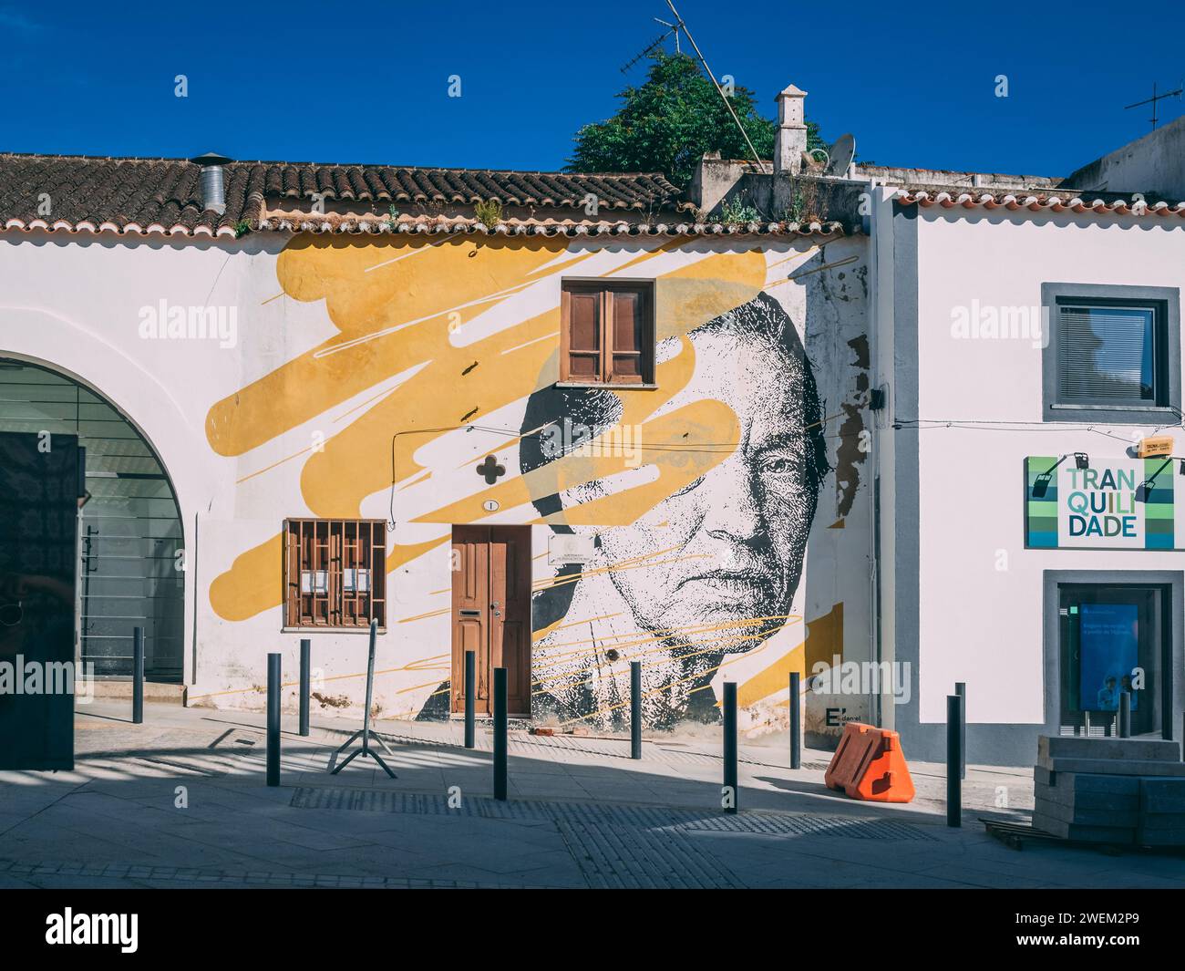 Strada commerciale nella città portoghese di Beja, nella regione dell'Alentejo. Foto Stock