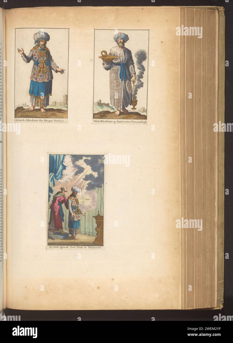 Leaf con tre esibizioni dei Sommo sacerdoti ebrei, Jan Luyken, 1700 fogli stampati con tre stampe sull'abbigliamento dei sommi sacerdoti ebrei. Leaf Between P. 100/101 nella prima parte della Bibbia stampata con l'Antico Testamento, pubblicata da Pieter Mortier, Amsterdam 1700. carta. vernice del ponte. Pennello / incisione vesti di sommo sacerdote  religione ebraica Foto Stock