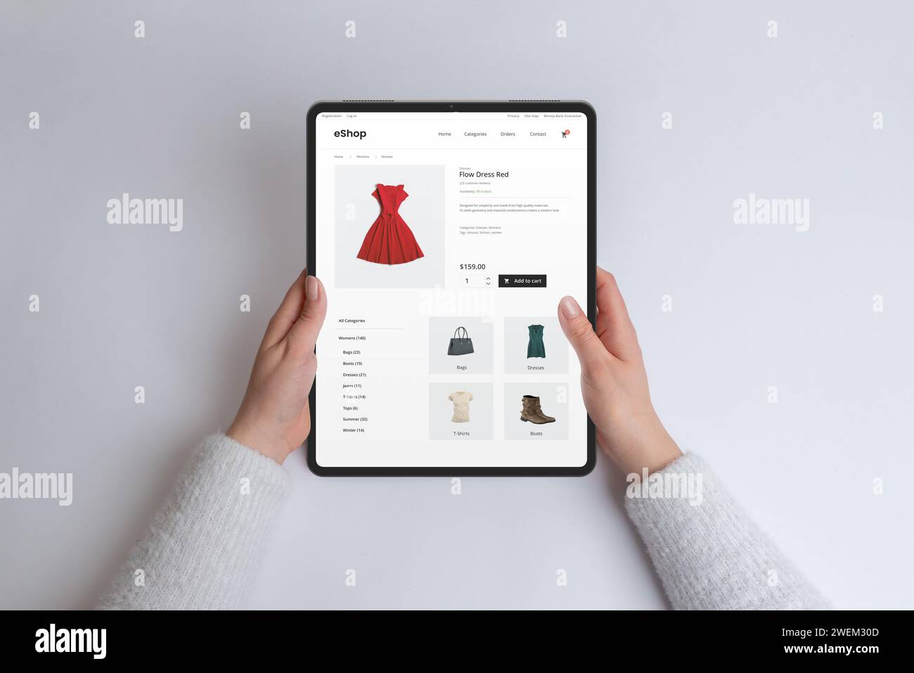 Mani in mano con un tablet moderno che visualizza una pagina Web di e-commerce. Concetto di shopping online con un'esperienza di navigazione semplice e comoda per tren Foto Stock