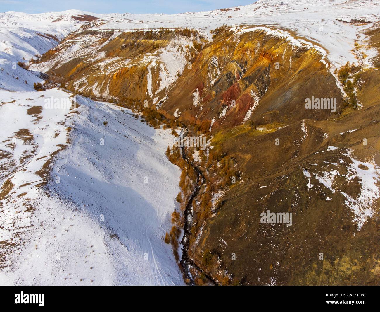 Incredibile ripresa aerea che cattura il vivace e multicolore terreno di Kyzyl-Chin, noto come Marte, nella regione dell'Altai durante l'inverno. Foto Stock