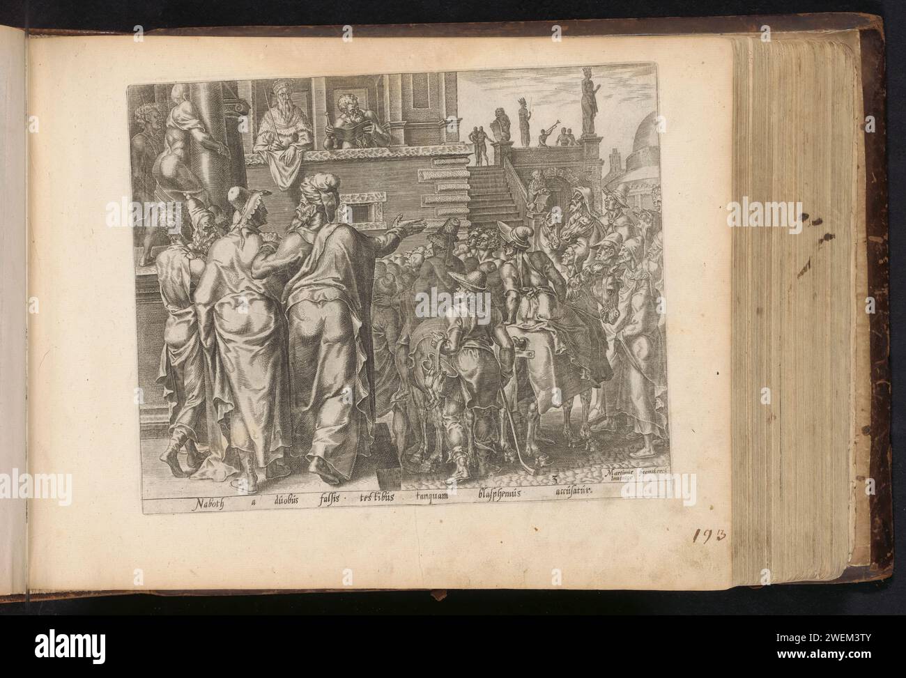 Nabot è falsamente accusato di blasfemia e maestà, Philips Galle, dopo Maarten van Heemskerck, 1646 stampa Una folla è riunita su una piazza di fronte a un edificio. Nella galleria dell'edificio c'è un giudice vicino a un uomo che legge una denuncia. Nabot è falsamente accusato di blasfemia e maestà. Sotto lo spettacolo un verso in latino. La stampa fa parte di un album. L'incisione di due uomini accusa falsamente Naboth di blasfemia Foto Stock