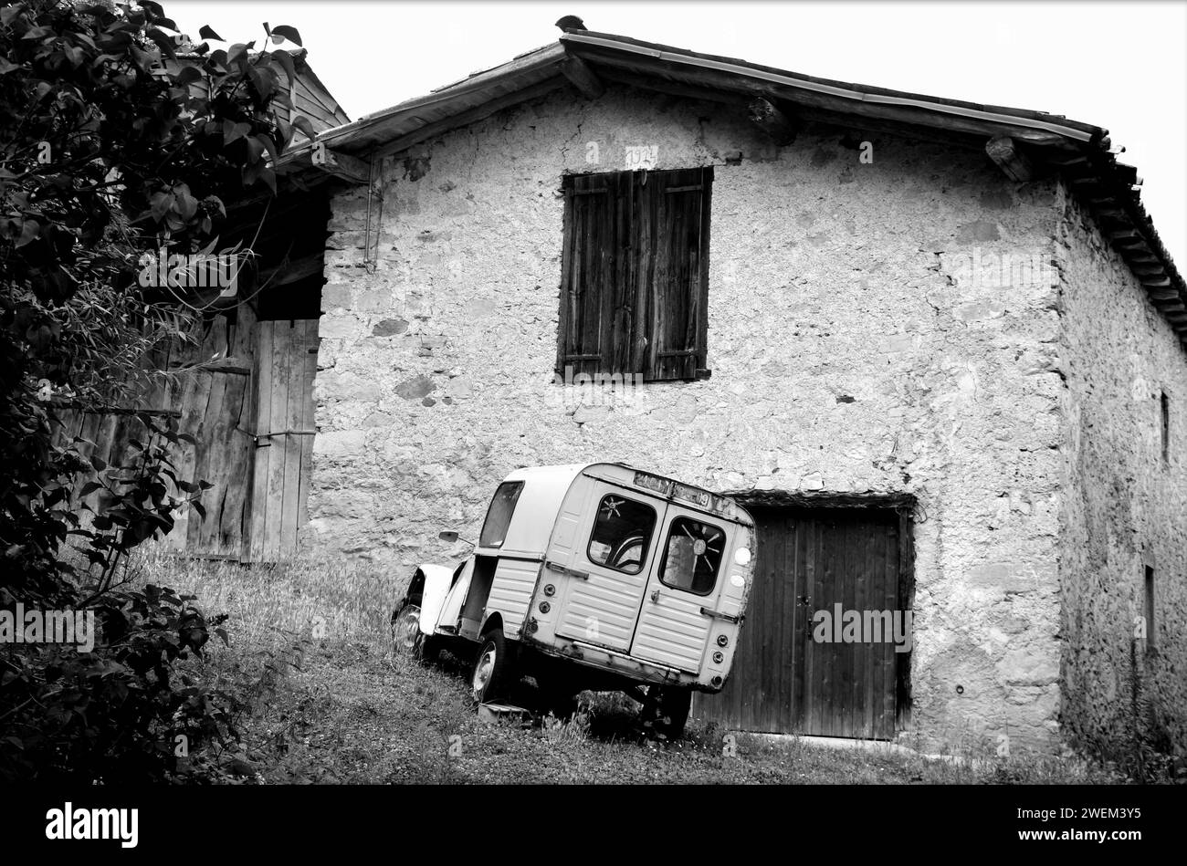 Pulmino 2CV nella campagna francese Foto Stock