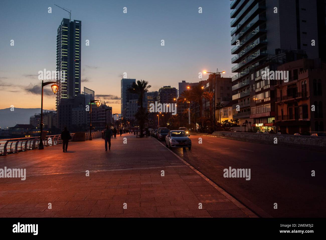 Persone che camminano lungo la passeggiata al tramonto a Beirut, Libano, Medio Oriente Foto Stock