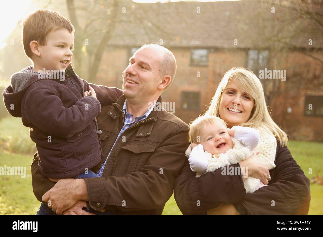 Ritratto di famiglia di quattro all'aperto Foto Stock