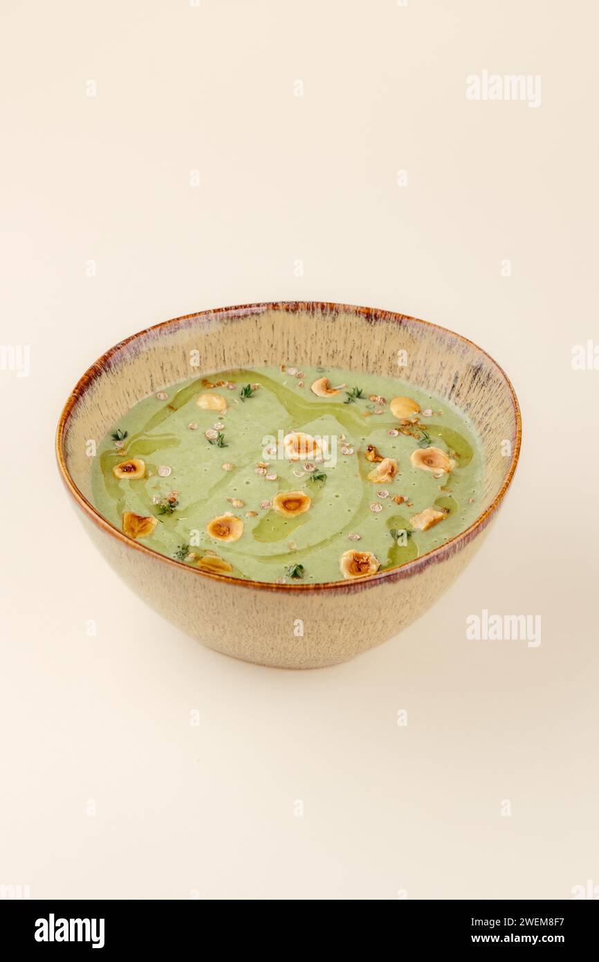 zuppa di crema di broccoli decorata con noci ed erbe aromatiche Foto Stock