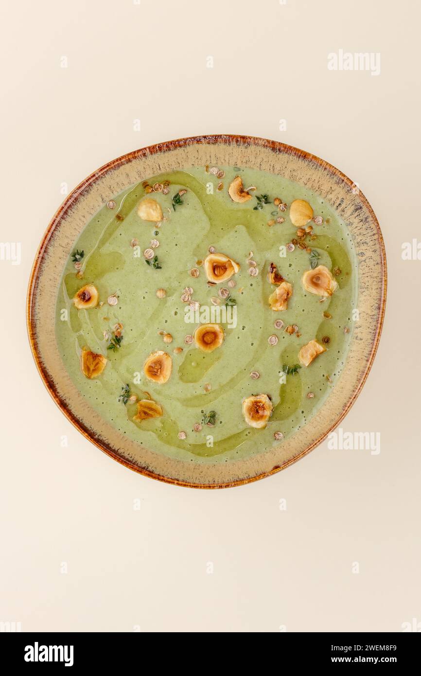 zuppa di crema di broccoli decorata con noci ed erbe aromatiche Foto Stock