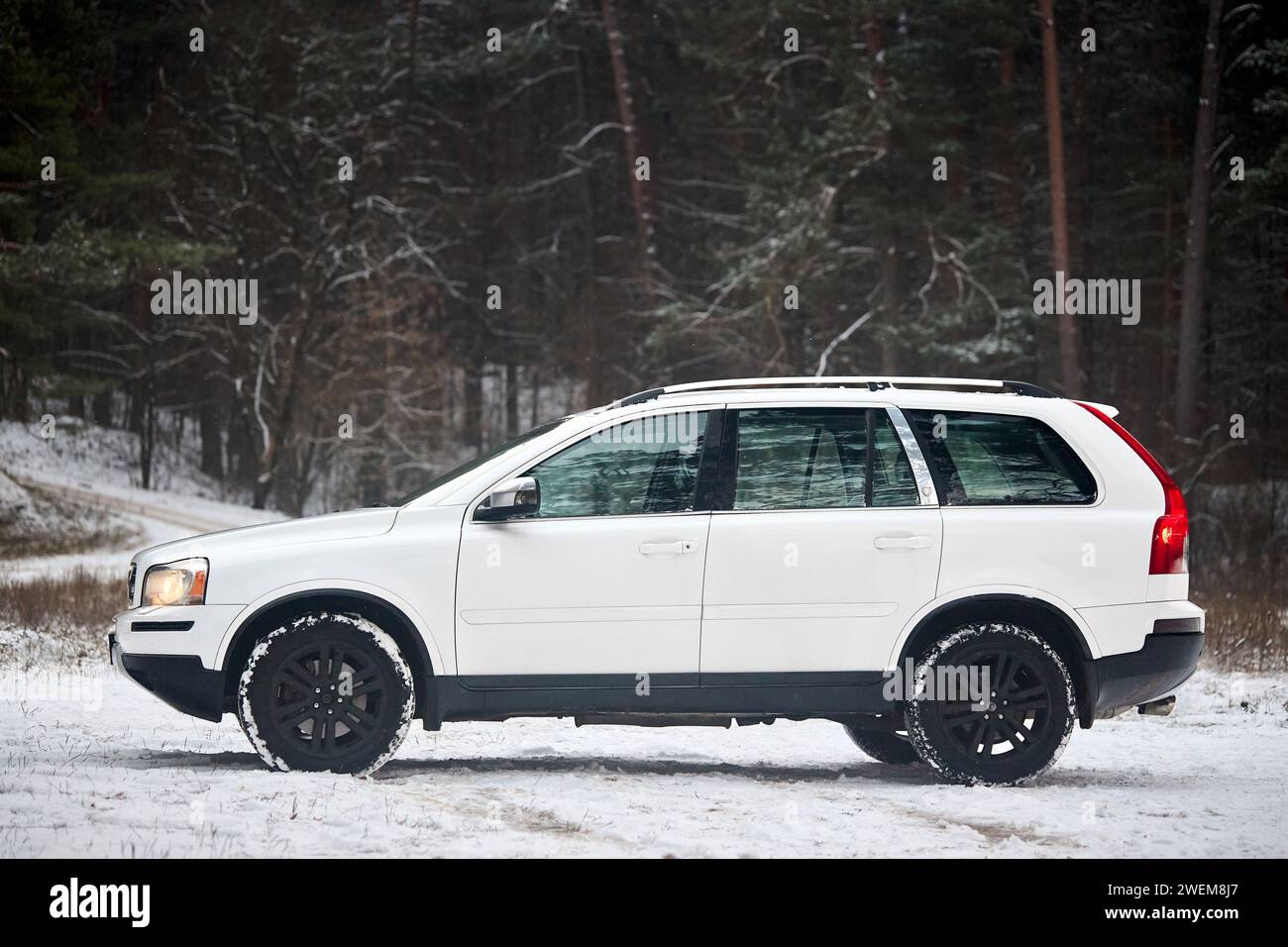 Berlino, Germania - 4 dicembre 2023: Volvo XC90 4,4 v8 prova su strada fuoristrada 4WD di prima generazione su fondo forestale a sinistra Foto Stock