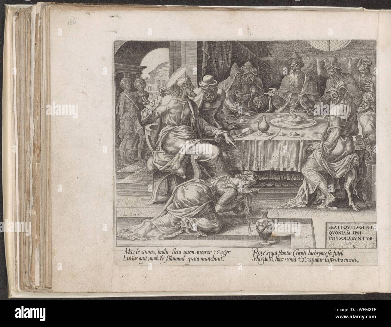 Cristo unto da Maria Maddalena, 1564 - 1568 stampa Cristo mangia a tavola nella casa di Simon de Pharisee. Maria Magdalena si inginocchia sul pavimento unge i piedi e si asciuga con i capelli. La stampa fa parte di una serie sulle otto Bave di Cristo e illustra la benedizione: Beato il Griezenden. Nell'angolo in basso a destra questo testo da opaco. 5: 4 in latino. In fondo al margine un verso in latino sopra la benedizione e lo spettacolo. Questa stampa fa parte di un album. L'incisione su carta dei piedi di Cristo è consacrata da Maria (Maddalena). beati quelli che piangono Foto Stock