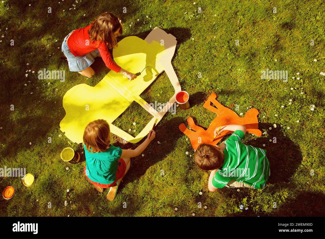 I bambini di cartone di verniciatura dei tagli in giardino Foto Stock