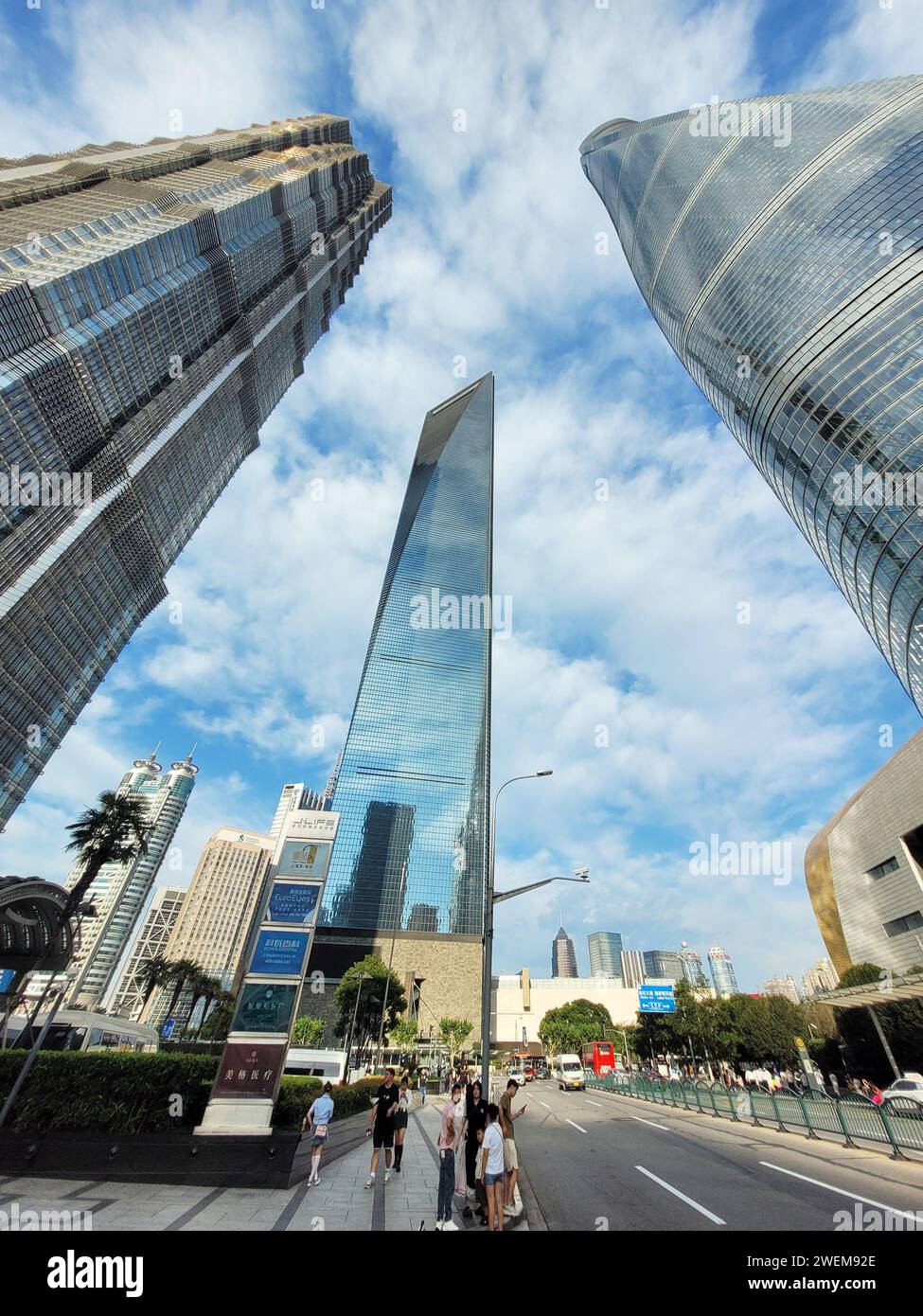 Shanghai Tower, Shanghai World Financial Tower e Jin Mao Tower nel moderno quartiere degli affari di Pudong a Shanghai, Cina Foto Stock