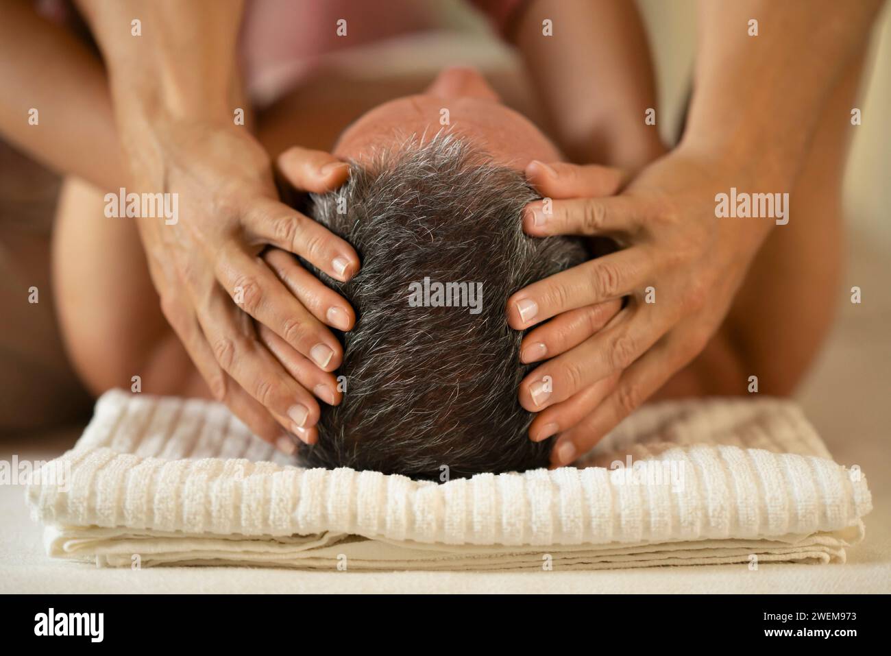 Primo piano dell'uomo che riceve un massaggio alla testa Foto Stock