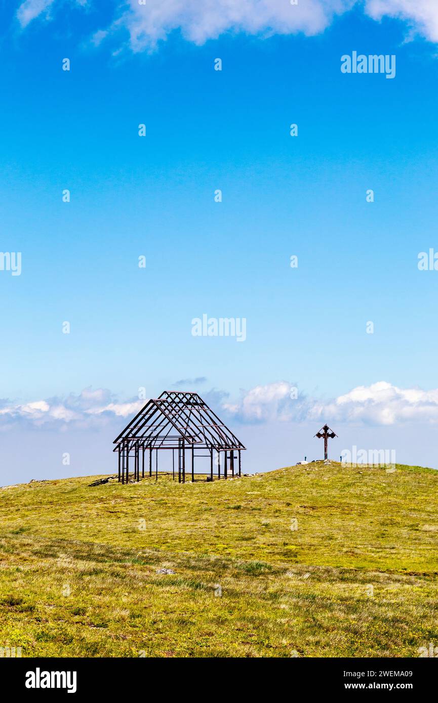 Chiesa dell'Ascensione e della Trasfigurazione in costruzione vicino all'Altopiano di Babele, ai monti Bucegi, Romania Foto Stock
