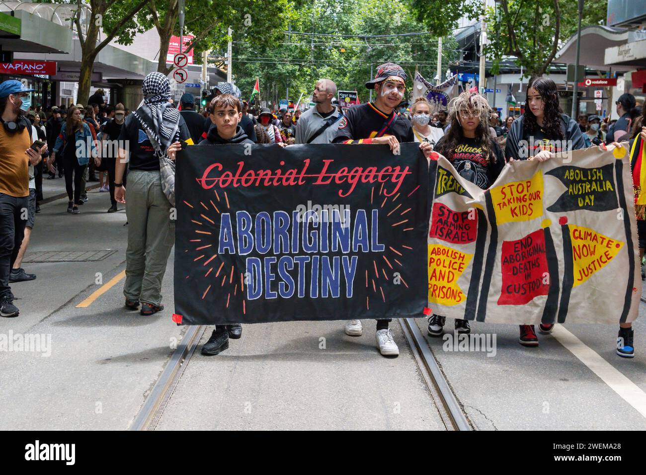 Melbourne, Australia. 26 gennaio 2024. I manifestanti tengono uno striscione durante la protesta annuale del giorno dell'invasione. L'annuale protesta dell'Invasion Day a Melbourne è stata organizzata dagli indigeni australiani e dai loro alleati, chiedendo la fine della celebrazione dell'Australia Day e il riconoscimento della sovranità indigena a Melbourne in Australia. Credito: SOPA Images Limited/Alamy Live News Foto Stock