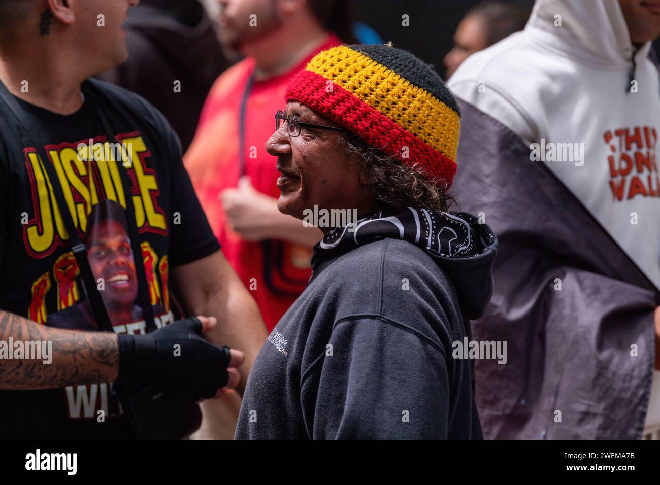 Melbourne, Australia. 26 gennaio 2024. Un uomo indigeno guarda durante la protesta annuale del giorno dell'invasione. L'annuale protesta dell'Invasion Day a Melbourne è stata organizzata dagli indigeni australiani e dai loro alleati, chiedendo la fine della celebrazione dell'Australia Day e il riconoscimento della sovranità indigena a Melbourne in Australia. Credito: SOPA Images Limited/Alamy Live News Foto Stock