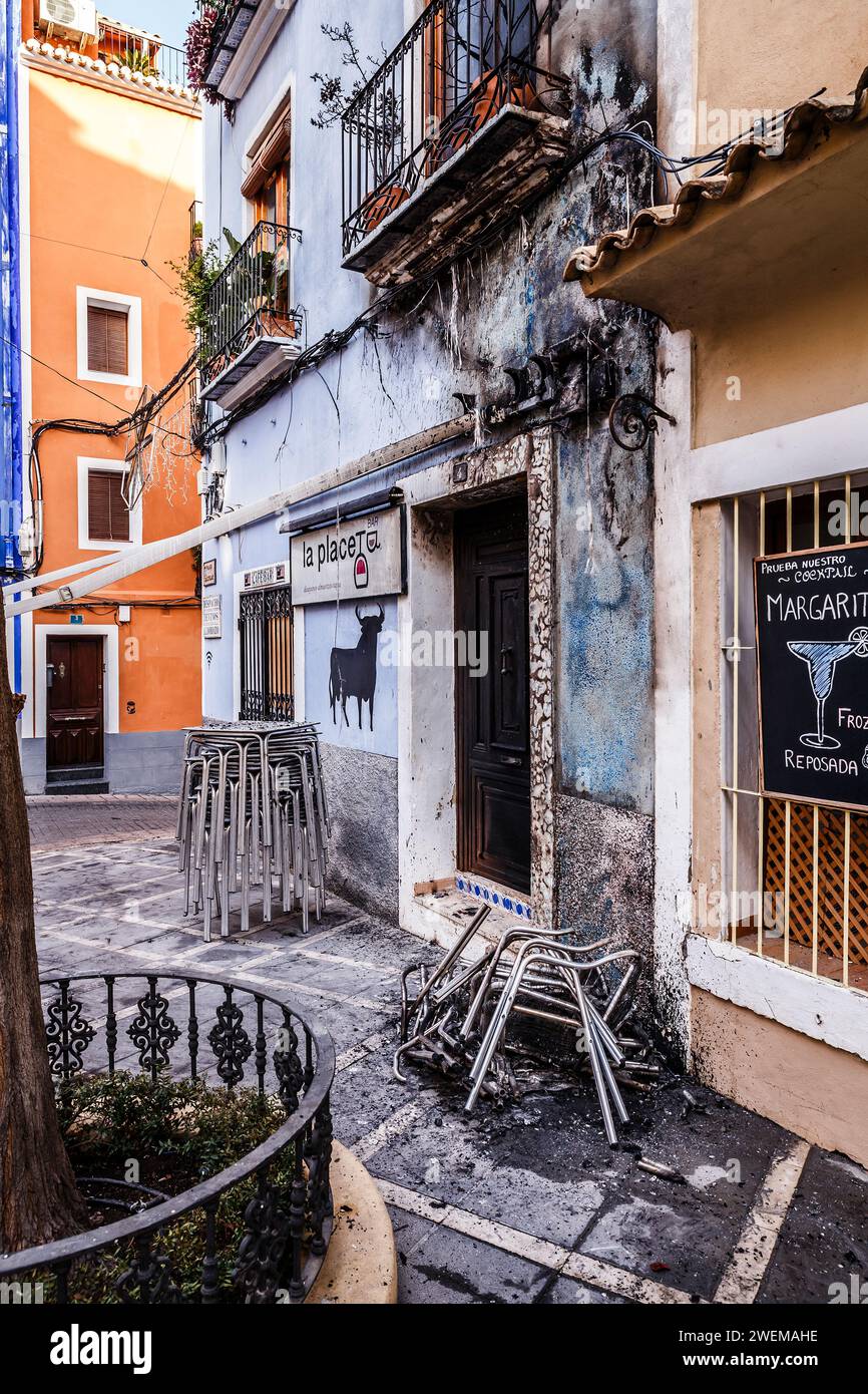 Sedie e tavoli bruciati nel centro storico di Villajoyosa Foto Stock