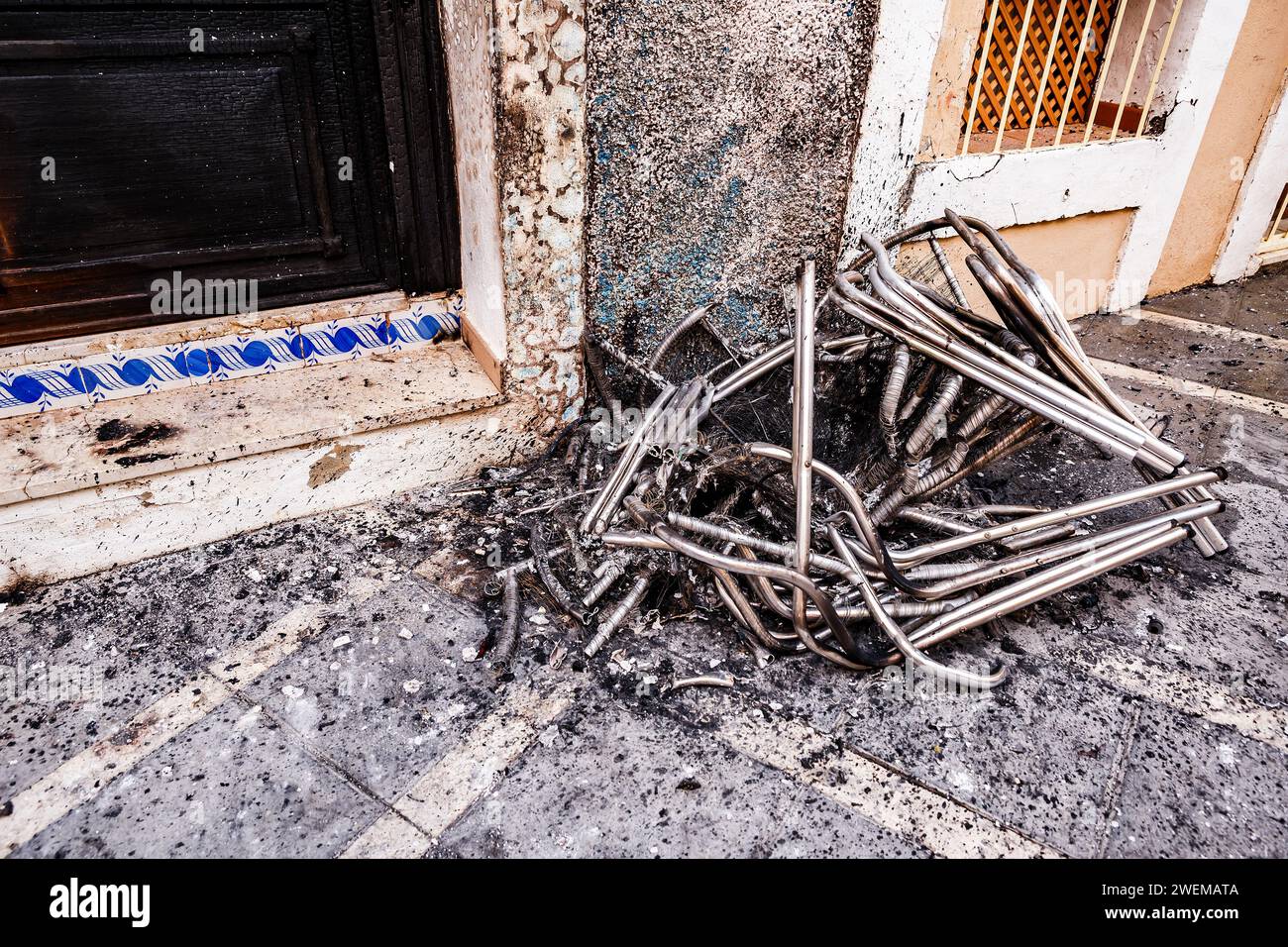 Sedie bruciate nella città vecchia di Villajoyosa Foto Stock