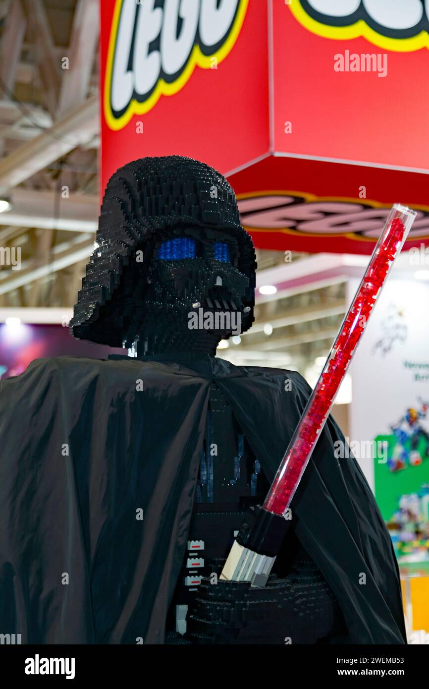 Primo piano di un modello a grandezza naturale di Dart Fener di Star Wars, sul Lego Stand, alla Toy Fair 2024 di Olympia Foto Stock