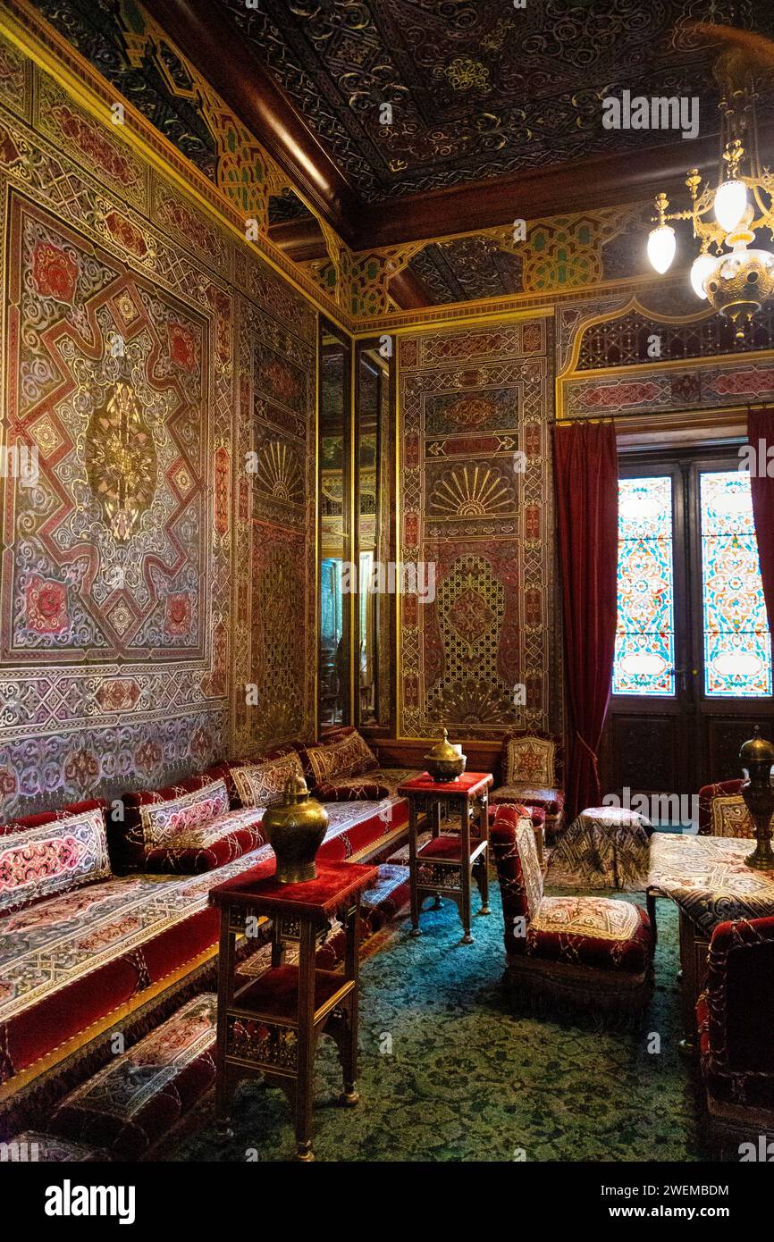 Interno della sala turca con carta da parati in seta e tubi dell'acqua, Castello di Peles, Sinaia, Romania Foto Stock