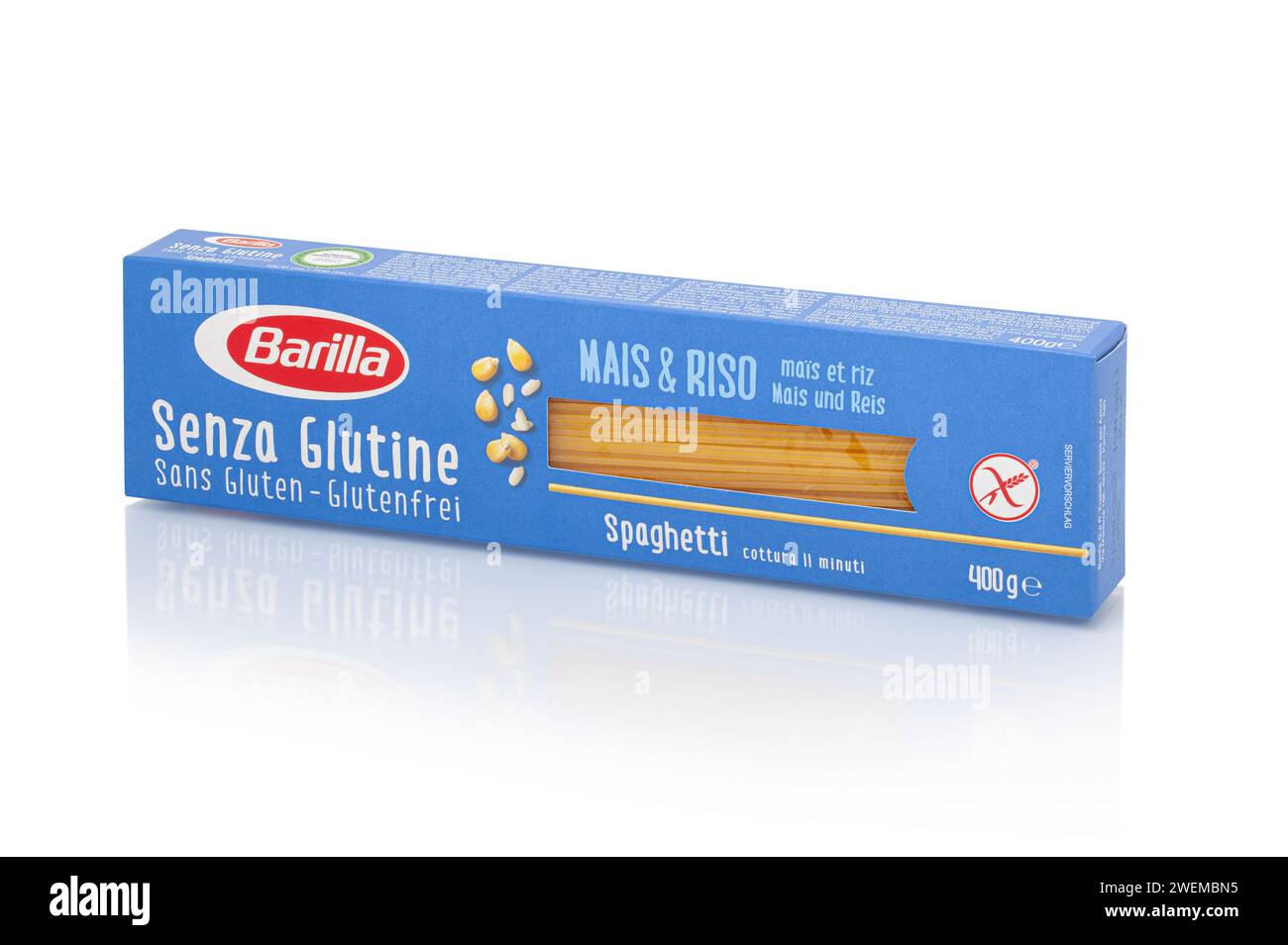 CHISINAU, MOLDAVIA - 25 gennaio 2024: Spaghetti italiani senza glutine di riso e mais Barilla isolati su fondo bianco. Con tracciato di ritaglio Foto Stock