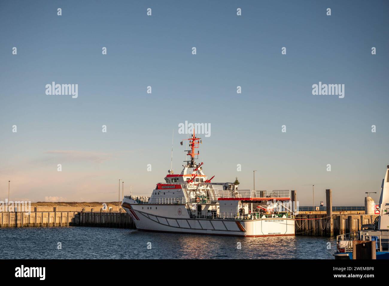 Helgoland Schiff der Seenotsrettung im Hafen von Helgoland. Helgoland ist eine Insel im Bereich der Deutschen Bucht der Nordsee. Die ursprünglich größere Insel zerbrach in der Neujahrsflut 1721 seitdem existiert die als Düne bezeichnete Nebeninsel. Helgoland Schleswig-Holstein Deutschland *** Helgoland nave di salvataggio in mare nel porto di Helgoland Helgoland è un'isola nel Golfo tedesco del Mare del Nord l'isola originariamente più grande si è sciolta durante la marea di Capodanno del 1721 da allora esiste l'isola laterale Helgoland Schleswig Holstein Germania si chiama Dune Foto Stock