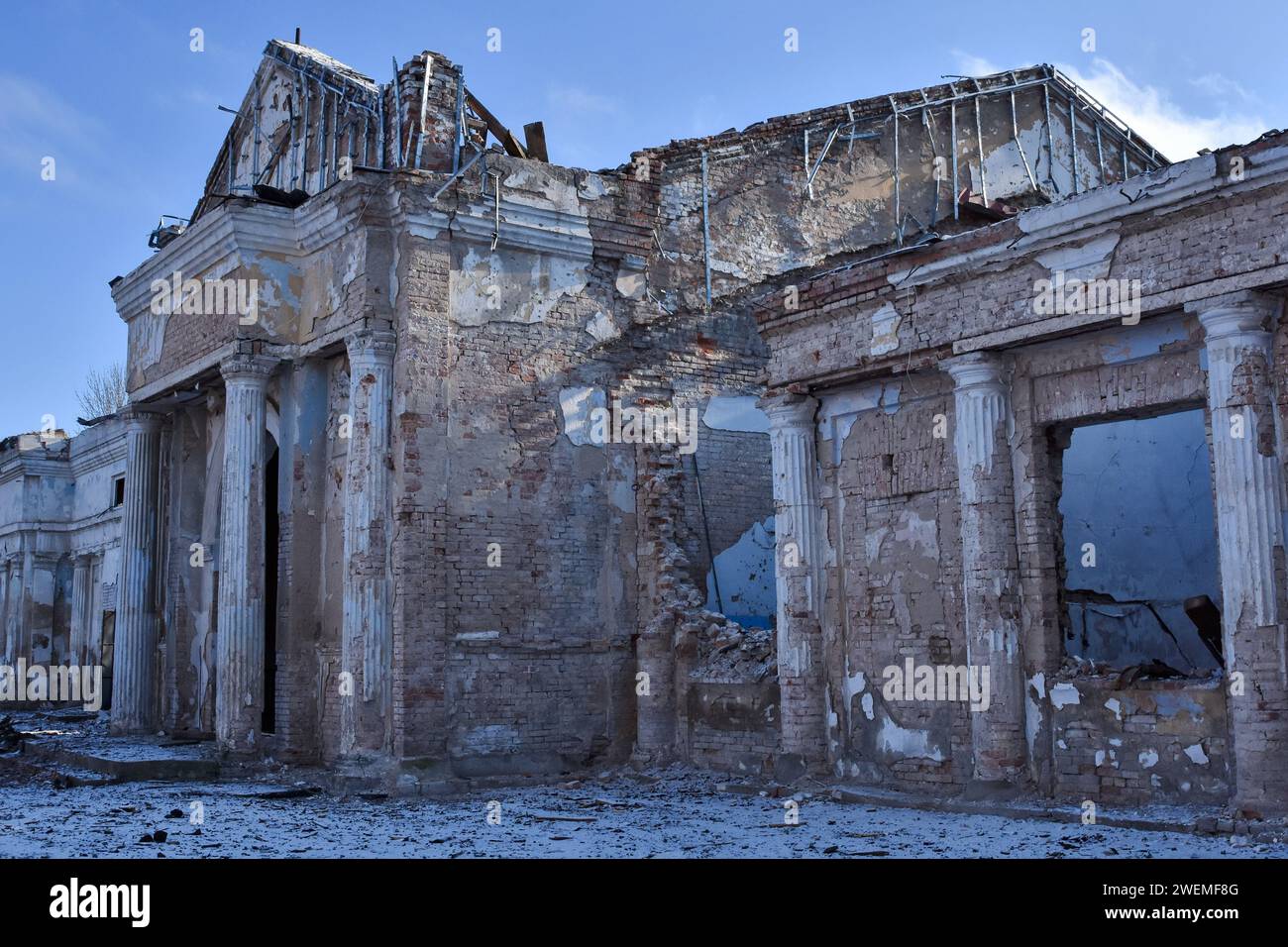 Orikhiv, Ucraina. 23 gennaio 2024. Una vista dello storico edificio municipale che è stato pesantemente danneggiato dai bombardamenti russi a Orikhiv. Orikhiv è una piccola città vicino a Zaporizhzhia, che funge da ultimo pilastro di resistenza per i soldati dell'esercito ucraino nel sud, mentre le forze armate russe continuano ad avanzare verso la Robotyne liberata. I cittadini di Orikhiv, che ospitano circa 700 persone, rischiano la vita sopportando quotidianamente la bomba aerea e gli attacchi di artiglieria mentre lottano per sopravvivere. (Foto di Andriy Andriyenko/SOPA Images/Sipa USA) credito: SIPA USA/Alamy Live News Foto Stock