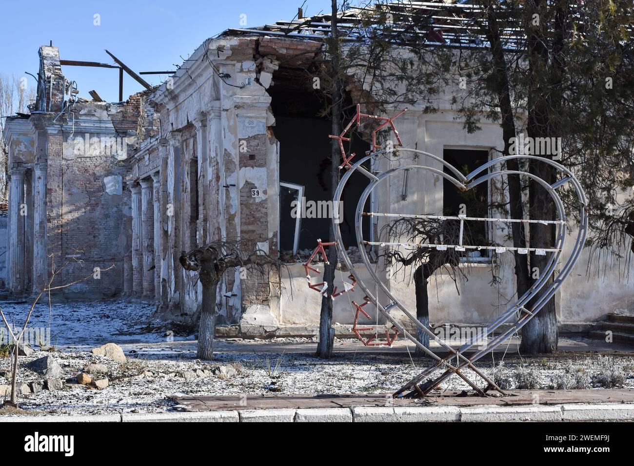 Orikhiv, Ucraina. 23 gennaio 2024. Una vista dello storico edificio municipale che è stato pesantemente danneggiato dai bombardamenti russi a Orikhiv. Orikhiv è una piccola città vicino a Zaporizhzhia, che funge da ultimo pilastro di resistenza per i soldati dell'esercito ucraino nel sud, mentre le forze armate russe continuano ad avanzare verso la Robotyne liberata. I cittadini di Orikhiv, che ospitano circa 700 persone, rischiano la vita sopportando quotidianamente la bomba aerea e gli attacchi di artiglieria mentre lottano per sopravvivere. (Foto di Andriy Andriyenko/SOPA Images/Sipa USA) credito: SIPA USA/Alamy Live News Foto Stock