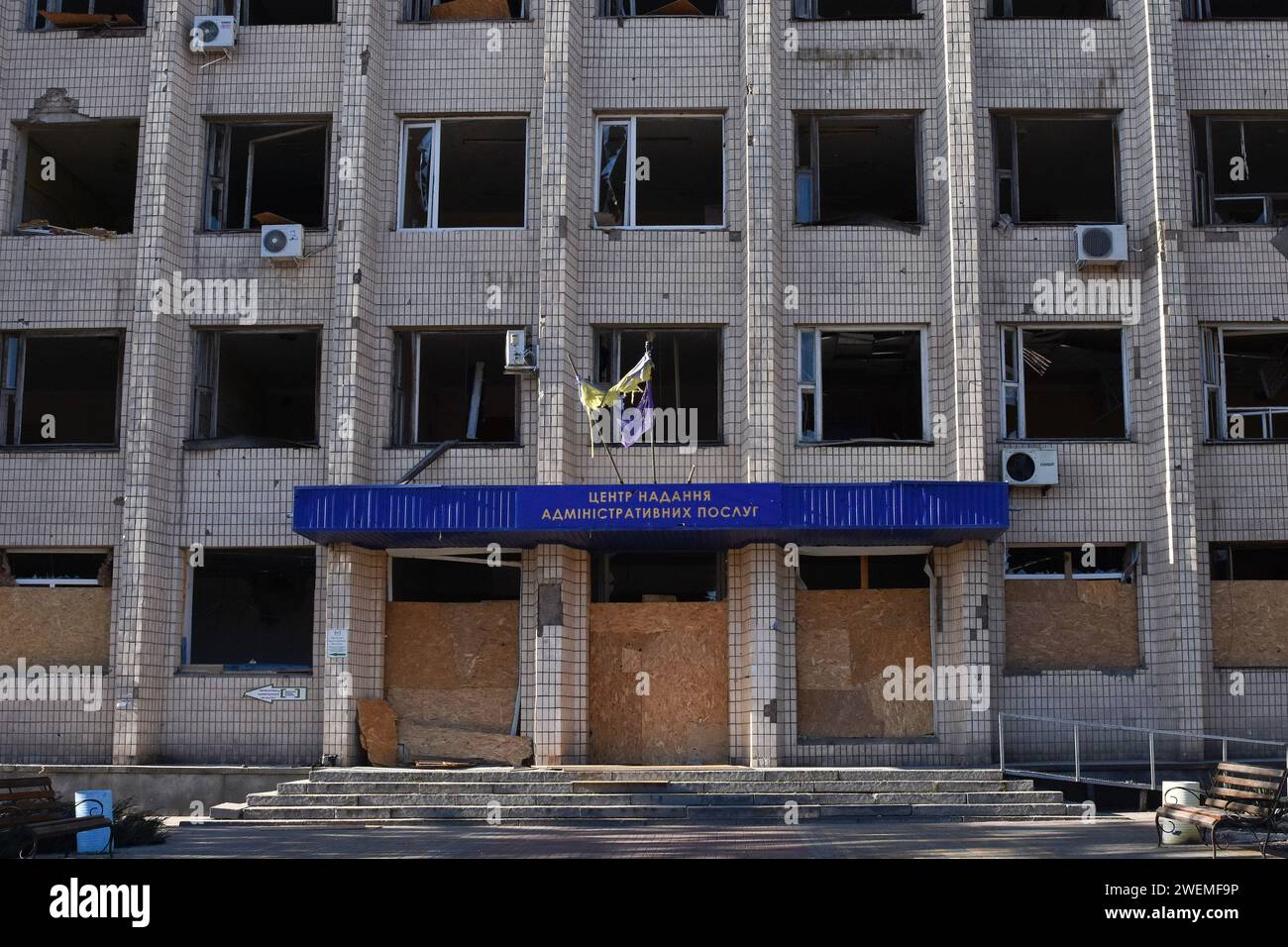 Orikhiv, Ucraina. 23 gennaio 2024. Una vista dell'edificio municipale che è stato danneggiato dai bombardamenti russi a Orikhiv. Orikhiv è una piccola città vicino a Zaporizhzhia, che funge da ultimo pilastro di resistenza per i soldati dell'esercito ucraino nel sud, mentre le forze armate russe continuano ad avanzare verso la Robotyne liberata. I cittadini di Orikhiv, che ospitano circa 700 persone, rischiano la vita sopportando quotidianamente la bomba aerea e gli attacchi di artiglieria mentre lottano per sopravvivere. (Immagine di credito: © Andriy Andriyenko/SOPA Images via ZUMA Press Wire) SOLO USO EDITORIALE! Non per USO commerciale! Foto Stock