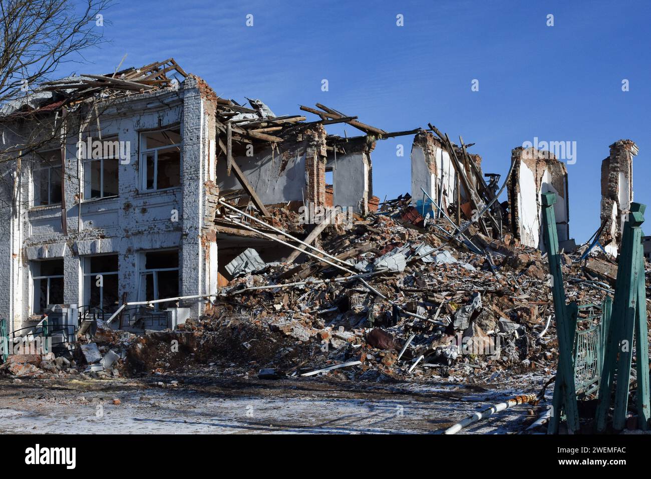 Orikhiv, Ucraina. 23 gennaio 2024. Una visione della scuola superiore distrutta dai bombardamenti russi a Orikhiv. Orikhiv è una piccola città vicino a Zaporizhzhia, che funge da ultimo pilastro di resistenza per i soldati dell'esercito ucraino nel sud, mentre le forze armate russe continuano ad avanzare verso la Robotyne liberata. I cittadini di Orikhiv, che ospitano circa 700 persone, rischiano la vita sopportando quotidianamente la bomba aerea e gli attacchi di artiglieria mentre lottano per sopravvivere. (Immagine di credito: © Andriy Andriyenko/SOPA Images via ZUMA Press Wire) SOLO USO EDITORIALE! Non per USO commerciale! Foto Stock