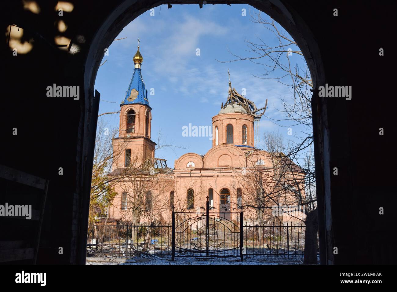 Orikhiv, Ucraina. 23 gennaio 2024. Una visione della chiesa ortodossa che è stata danneggiata dai bombardamenti russi a Orikhiv. Orikhiv è una piccola città vicino a Zaporizhzhia, che funge da ultimo pilastro di resistenza per i soldati dell'esercito ucraino nel sud, mentre le forze armate russe continuano ad avanzare verso la Robotyne liberata. I cittadini di Orikhiv, che ospitano circa 700 persone, rischiano la vita sopportando quotidianamente la bomba aerea e gli attacchi di artiglieria mentre lottano per sopravvivere. (Foto di Andriy Andriyenko/SOPA Images/Sipa USA) credito: SIPA USA/Alamy Live News Foto Stock
