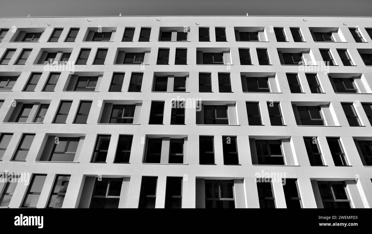 Moderni appartamenti in una giornata di sole. Facciata di un moderno edificio di appartamenti. Bianco e nero. Foto Stock