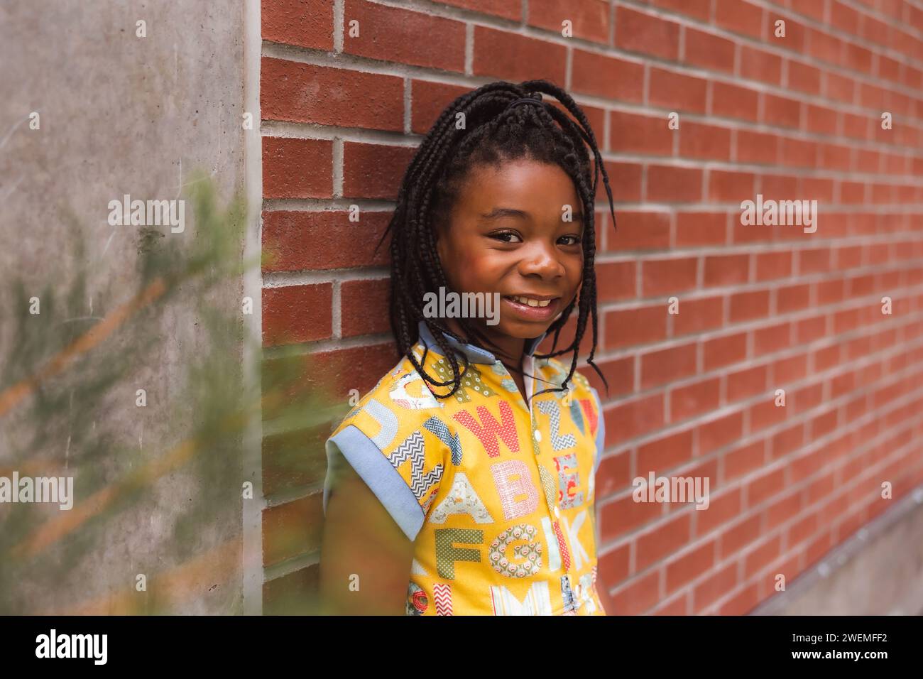 Ragazza afroamericana pugno giorno di scuola anno Foto Stock