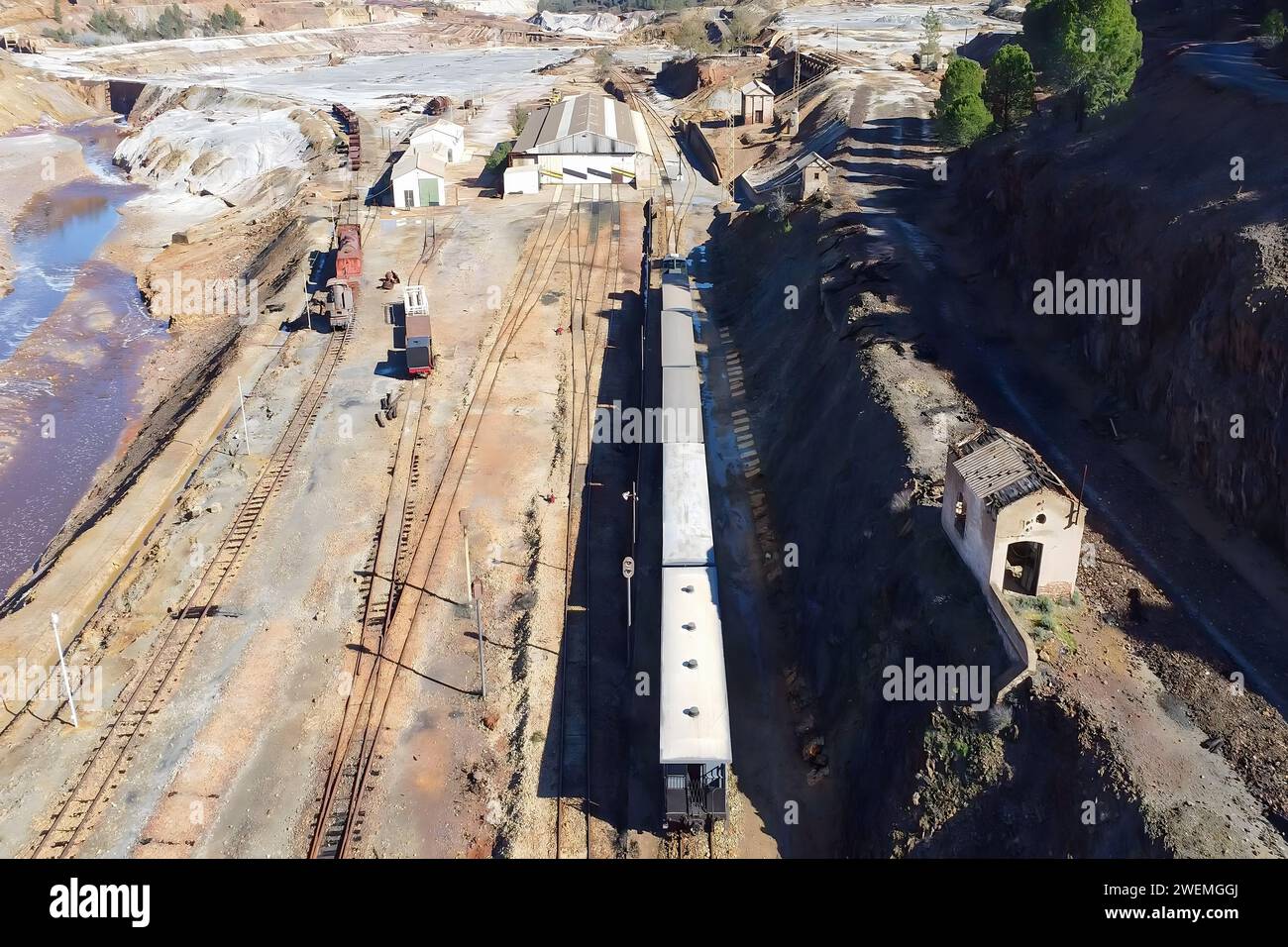 Veduta aerea del vecchio treno turistico con un tour dei resti della miniera di rame chiamata corta Atalaya, nella città di Minas de Rioti Foto Stock