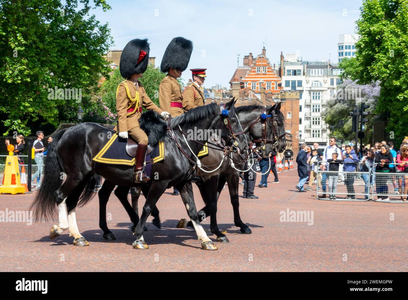 Le guardie dei cavalli reali durante la parata di cambio delle guardie sul Mall di Londra, Regno Unito, il 18 maggio 2022 Foto Stock