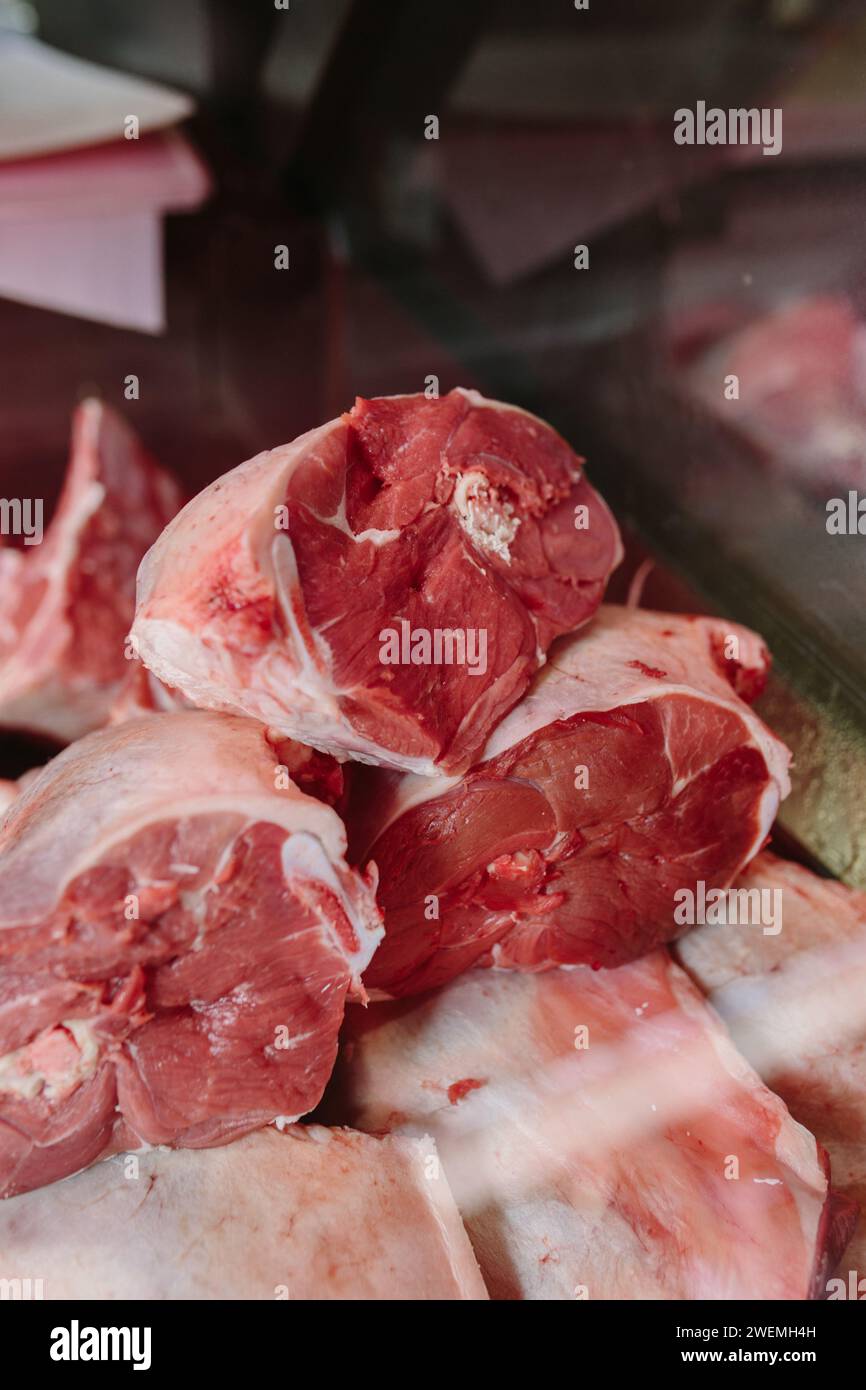 La carne fresca si trova sul bancone in una macelleria Foto Stock