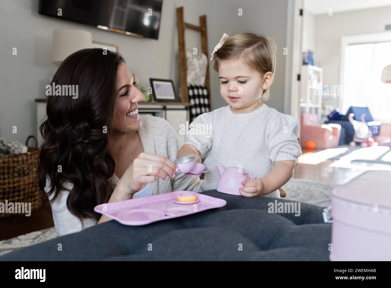 Madre e figlia che fanno una finta festa a "Play Tea" Foto Stock