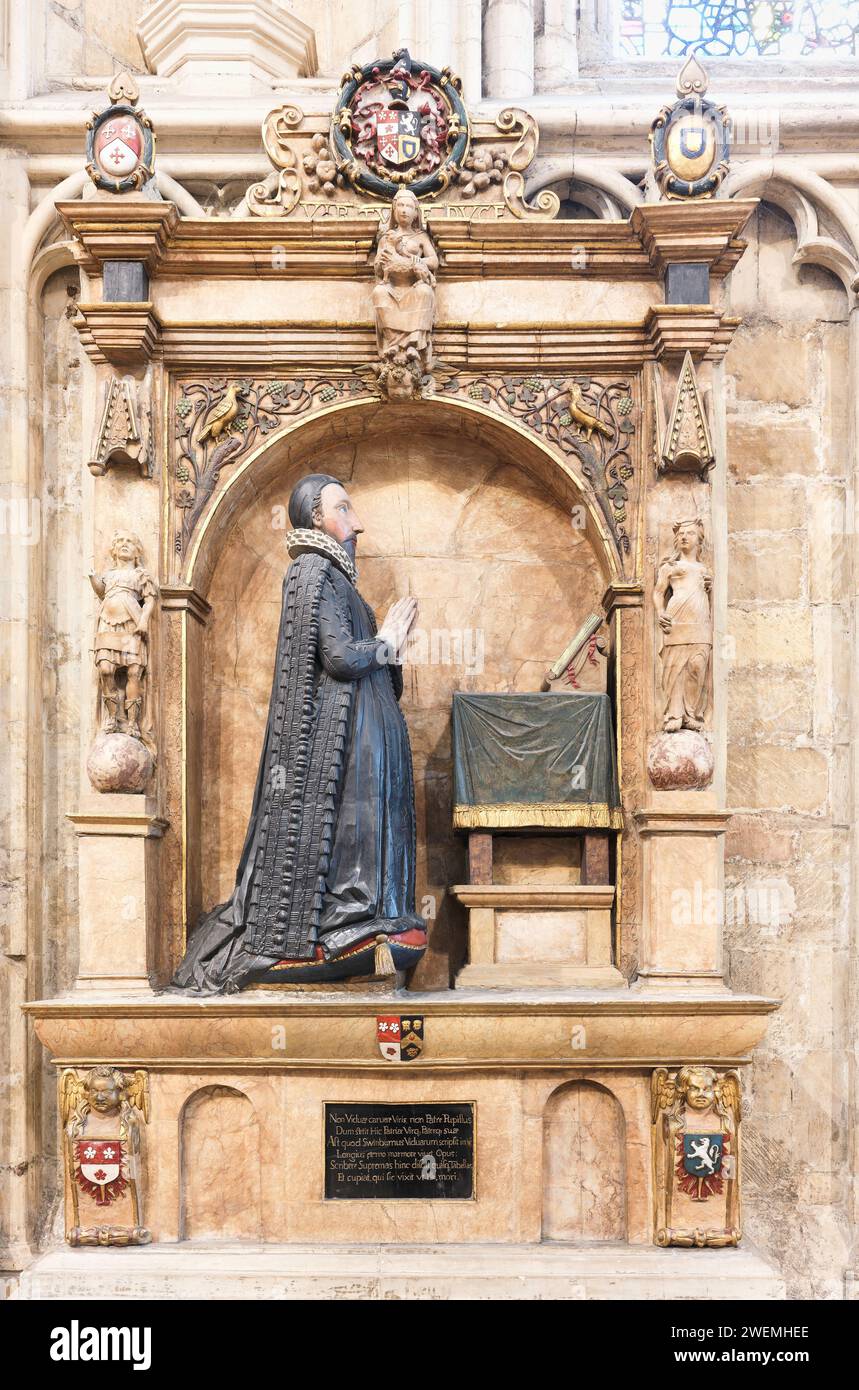 Statua, di un uomo pio che spera di essere bene nell'aldilà come nella vita terrena, su un muro della cattedrale di York, Inghilterra. Foto Stock